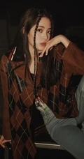 欧阳娜娜扎小辫可爱发型搭配夹克衣牛仔裤夜拍写真美照