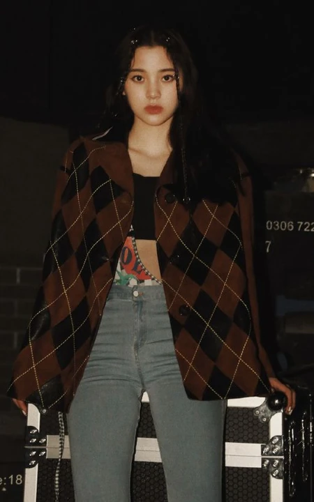 欧阳娜娜扎小辫可爱发型搭配夹克衣牛仔裤夜拍写真美照