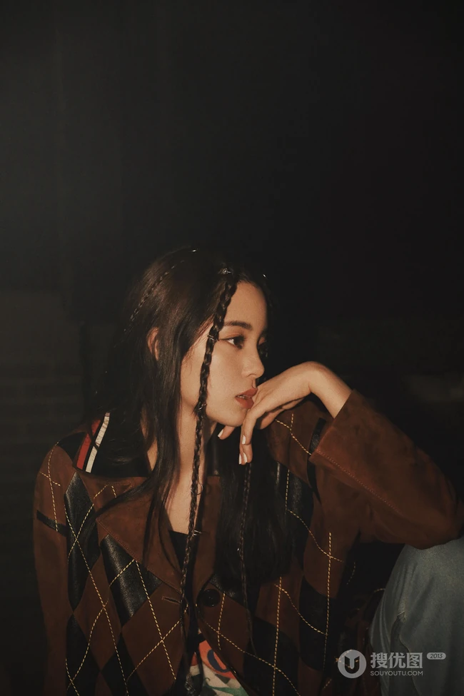 欧阳娜娜扎小辫可爱发型搭配夹克衣牛仔裤夜拍写真美照