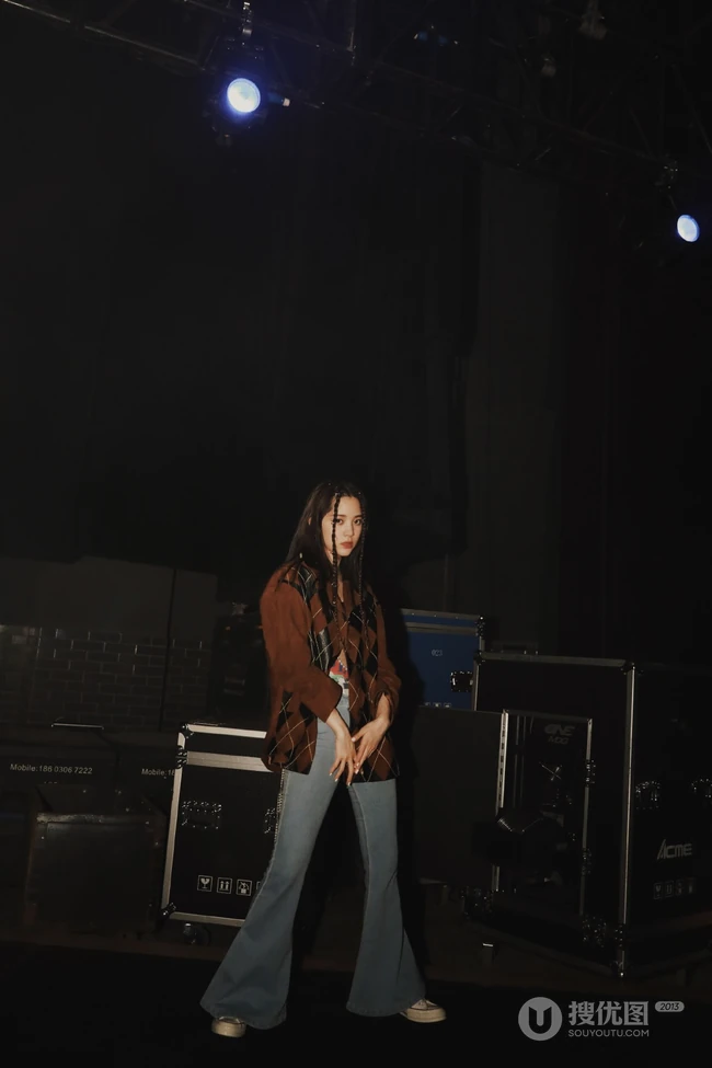 欧阳娜娜扎小辫可爱发型搭配夹克衣牛仔裤夜拍写真美照