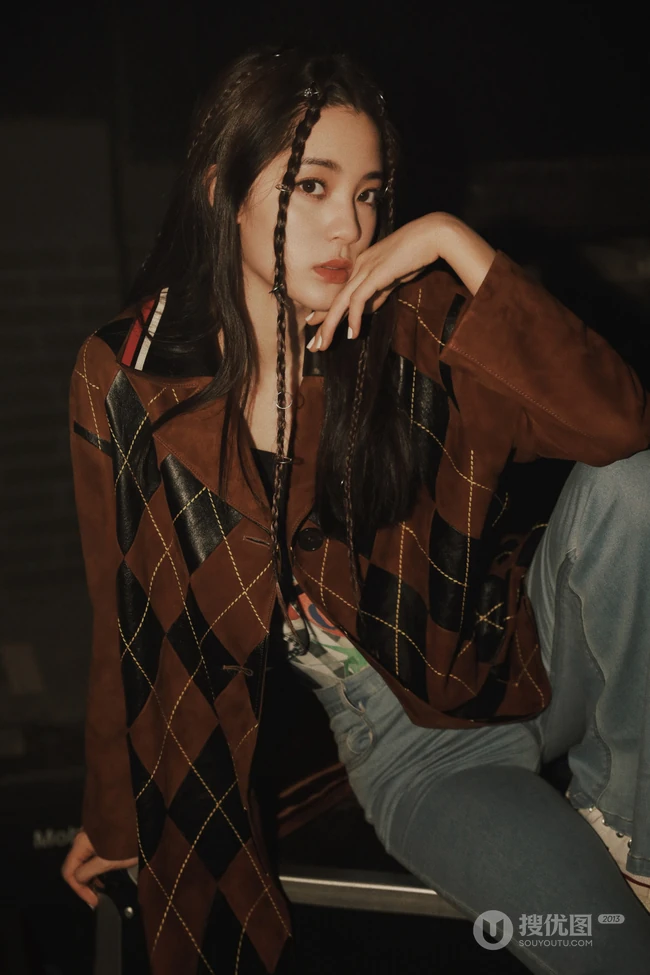 欧阳娜娜扎小辫可爱发型搭配夹克衣牛仔裤夜拍写真美照