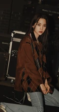 欧阳娜娜扎小辫可爱发型搭配夹克衣牛仔裤夜拍写真美照
