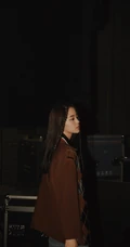 欧阳娜娜扎小辫可爱发型搭配夹克衣牛仔裤夜拍写真美照