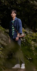 帅哥胡一天休闲装扮背小包包户外青草地旅拍写真美照
