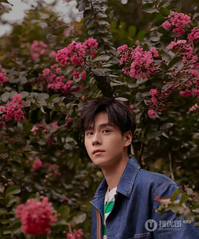帅哥胡一天休闲装扮背小包包户外青草地旅拍写真美照