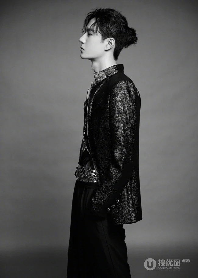王一博黑衣皮衣长裤帅气侧颜黑白写真图片