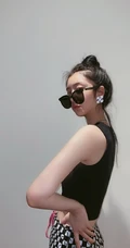 赵小棠气质紧身短裤大摆夸张姿势气质生活照图片