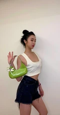 赵小棠气质紧身短裤大摆夸张姿势气质生活照图片
