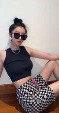 赵小棠气质紧身短裤大摆夸张姿势气质生活照图片