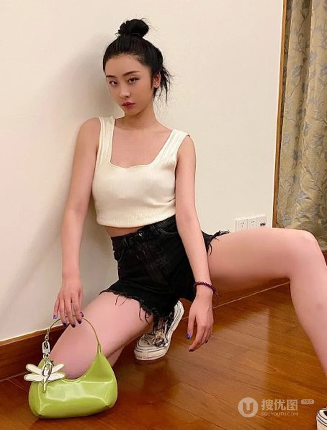 赵小棠气质紧身短裤大摆夸张姿势气质生活照图片