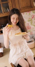 厨房忙碌吃早餐的清新女生蕾丝衣短裤笑容开怀写真美照