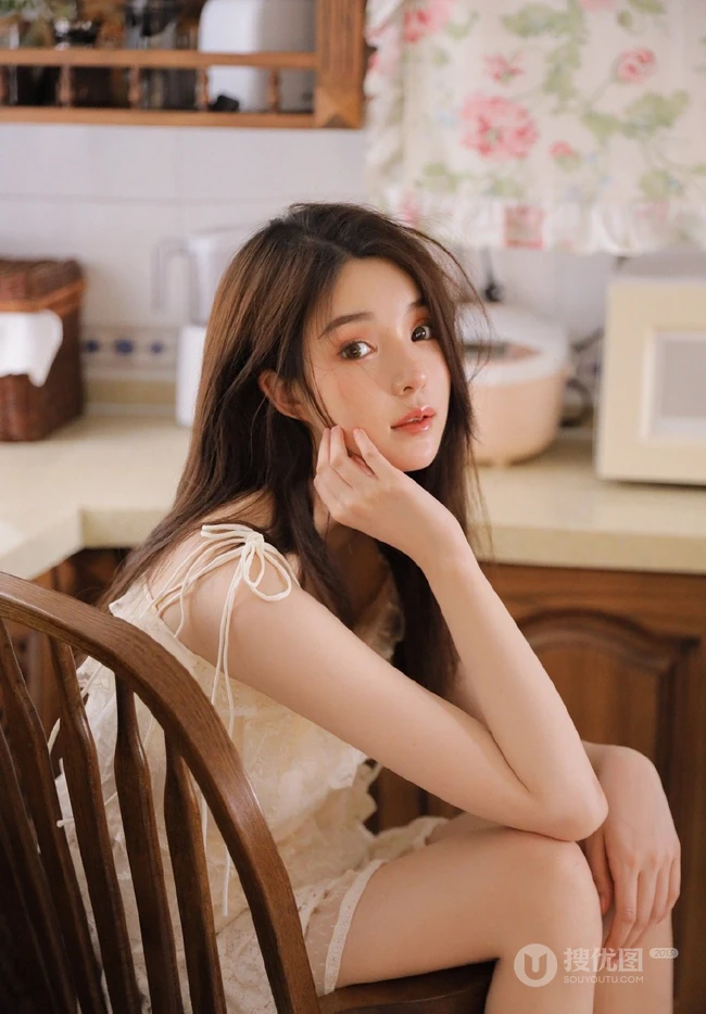 厨房忙碌吃早餐的清新女生蕾丝衣短裤笑容开怀写真美照