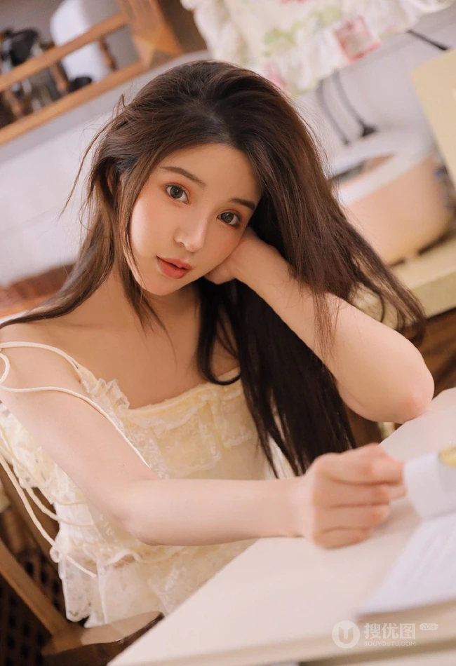 厨房忙碌吃早餐的清新女生蕾丝衣短裤笑容开怀写真美照