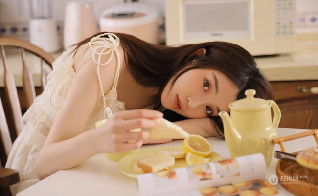 厨房忙碌吃早餐的清新女生蕾丝衣短裤笑容开怀写真美照