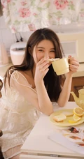 厨房忙碌吃早餐的清新女生蕾丝衣短裤笑容开怀写真美照