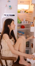 厨房忙碌吃早餐的清新女生蕾丝衣短裤笑容开怀写真美照