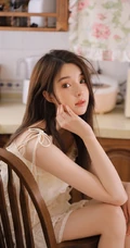 厨房忙碌吃早餐的清新女生蕾丝衣短裤笑容开怀写真美照