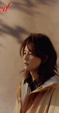 刘孜眼神温柔，魅力天生柔美质感杂志写真图片