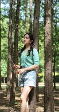 李兰迪清新俏皮户外森系写真，双马尾发型搭配绿衣牛仔裤，甜美动人