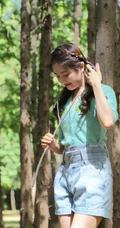 李兰迪清新俏皮户外森系写真，双马尾发型搭配绿衣牛仔裤，甜美动人