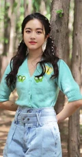 李兰迪清新俏皮户外森系写真，双马尾发型搭配绿衣牛仔裤，甜美动人