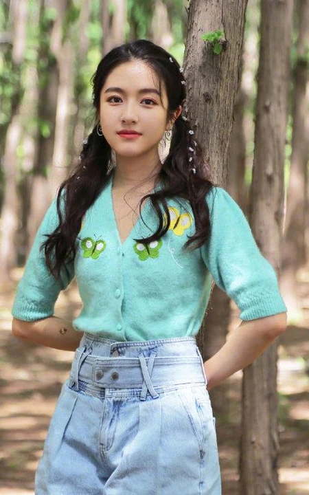 李兰迪清新俏皮户外森系写真，双马尾发型搭配绿衣牛仔裤，甜美动人