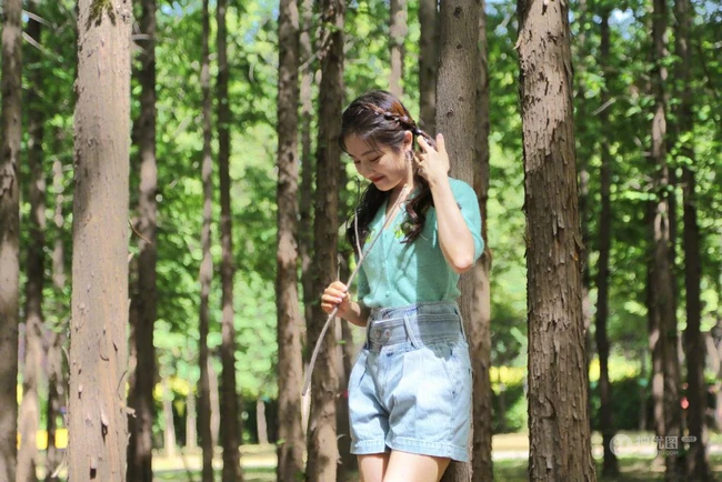 李兰迪清新俏皮户外森系写真，双马尾发型搭配绿衣牛仔裤，甜美动人