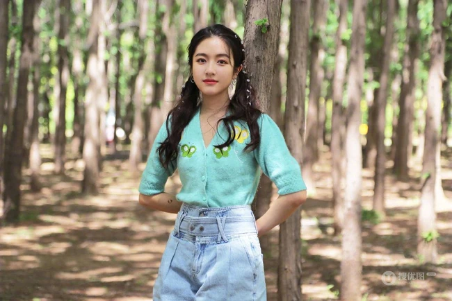 李兰迪清新俏皮户外森系写真，双马尾发型搭配绿衣牛仔裤，甜美动人