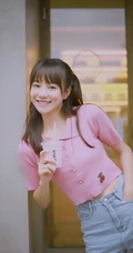 胡意旋粉色樱桃T恤牛仔裤俏皮可爱喝奶茶写真照