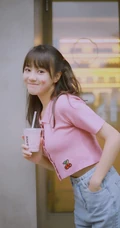 胡意旋粉色樱桃T恤牛仔裤俏皮可爱喝奶茶写真照