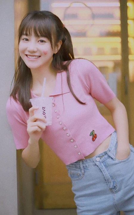 胡意旋粉色樱桃T恤牛仔裤俏皮可爱喝奶茶写真照