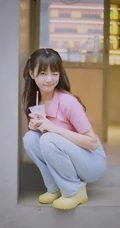 胡意旋粉色樱桃T恤牛仔裤俏皮可爱喝奶茶写真照