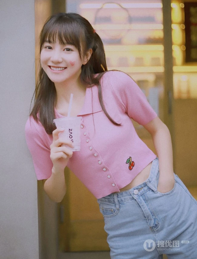 胡意旋粉色樱桃T恤牛仔裤俏皮可爱喝奶茶写真照