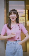 胡意旋粉色樱桃T恤牛仔裤俏皮可爱喝奶茶写真照