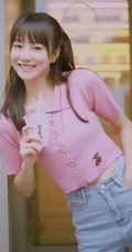 胡意旋粉色樱桃T恤牛仔裤俏皮可爱喝奶茶写真照
