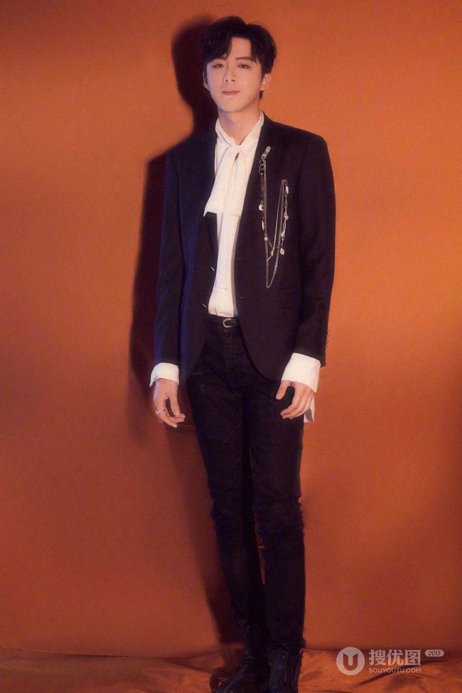 刘宇宁黑色西服白衬衫演出服帅气近距离侧颜写真照