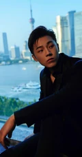 吉林籍帅哥高嘉朗以东方明珠为背景的帅气写真照片