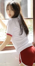 长发及腰，大眼睛，线条感少女上白下红运动体操服短裤优美室内写真