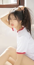 长发及腰，大眼睛，线条感少女上白下红运动体操服短裤优美室内写真