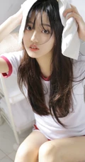 长发及腰，大眼睛，线条感少女上白下红运动体操服短裤优美室内写真