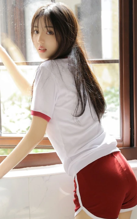 长发及腰，大眼睛，线条感少女上白下红运动体操服短裤优美室内写真