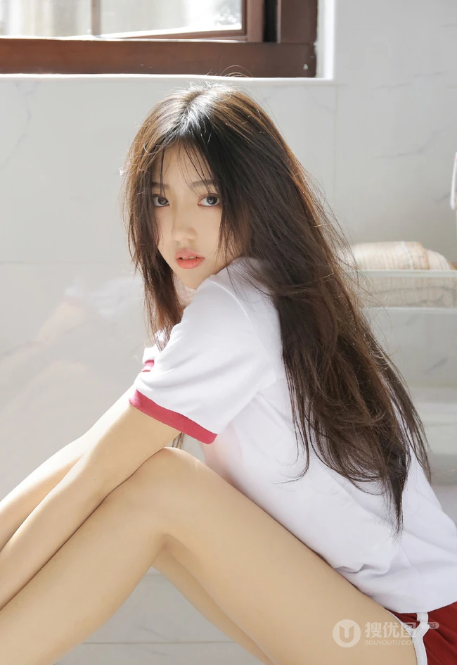 长发及腰，大眼睛，线条感少女上白下红运动体操服短裤优美室内写真