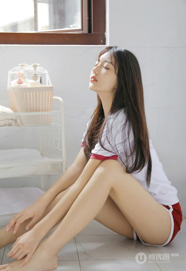 长发及腰，大眼睛，线条感少女上白下红运动体操服短裤优美室内写真