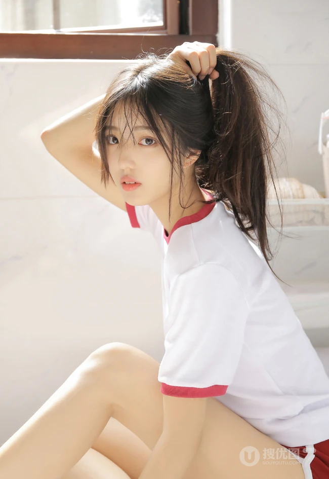 长发及腰，大眼睛，线条感少女上白下红运动体操服短裤优美室内写真