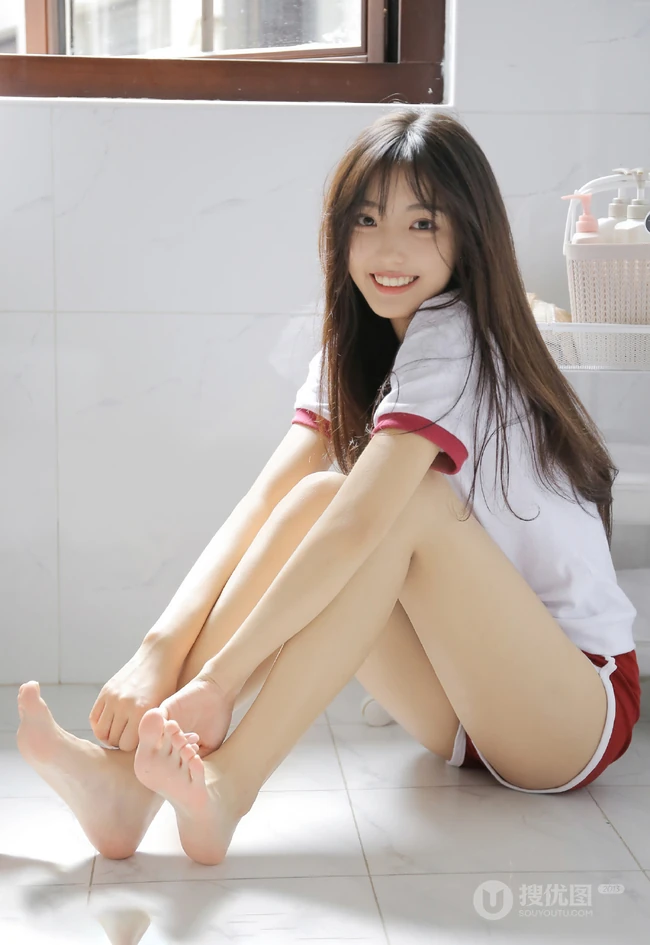 长发及腰，大眼睛，线条感少女上白下红运动体操服短裤优美室内写真