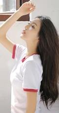 长发及腰，大眼睛，线条感少女上白下红运动体操服短裤优美室内写真