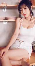 气质匀称微胖女生紧身肩带衣短裤一展完美上围，蛮腰，线条感高清写真集