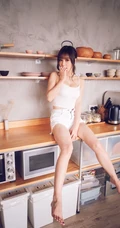 气质匀称微胖女生紧身肩带衣短裤一展完美上围，蛮腰，线条感高清写真集