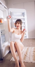 气质匀称微胖女生紧身肩带衣短裤一展完美上围，蛮腰，线条感高清写真集