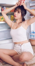 气质匀称微胖女生紧身肩带衣短裤一展完美上围，蛮腰，线条感高清写真集